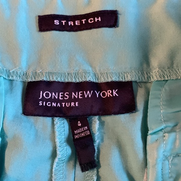Jones New York Signature turquoise capri stretch pants.  Front pockets. Size 4 - Picture 2 of 7